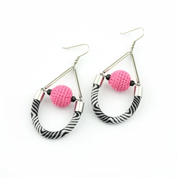 fekete-feher-pink-horgolt-fulbevalo