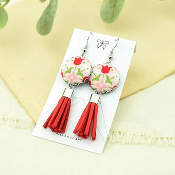piros tulipános textil, bojtos fülbevaló
